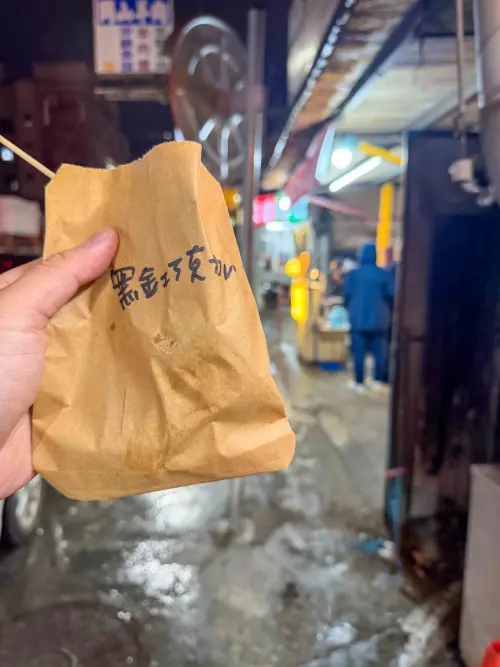 ▲記者實際買了裴琳的「黑金巧克力雞蛋糕」，老實說巧克力味十分濃郁、外皮十分酥脆。（圖／記者張一笙攝）