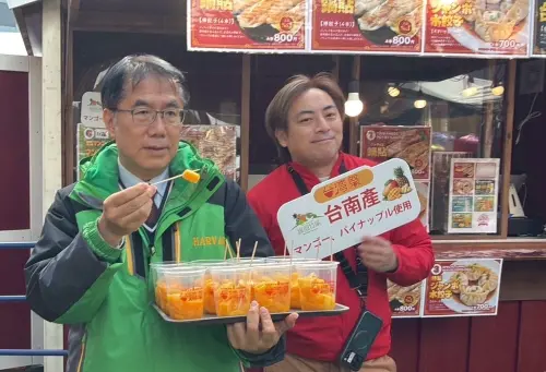 ▲黃偉哲在「台灣祭 in 福岡2026」會場親身推薦大家吃芒果冰。(圖／南市府提供)