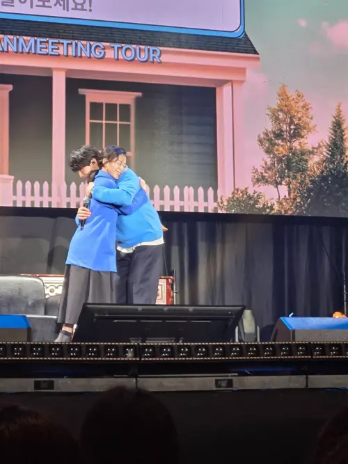 ▲一位今天生日的粉絲被李棟旭Cue上台，獲得男神的抱抱。（圖／IG@leedongwook_official）