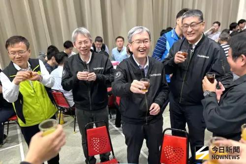 ▲台灣電力公司總經理王耀庭(右2)，由水火力發電處副總經理孫禹華(右1)及大林發電廠廠長李志光(左1)陪同，逐桌向堅守崗位的員工致敬。(圖／記者黃守作攝)