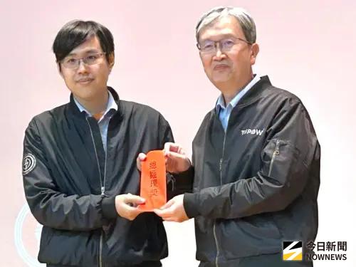 ▲台灣電力公司總經理王耀庭(右)將摸彩品送給獲獎員工。(圖／記者黃守作攝)