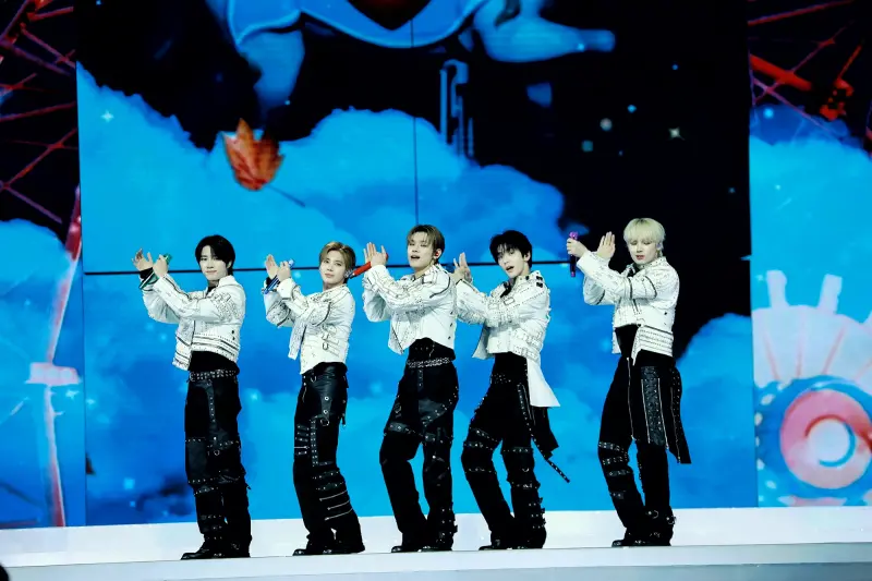 ▲TOMORROW X TOGETHER（TXT）台北大巨蛋演唱會唱到一半，音響設備突然出狀況，杋圭（左1）臨場反應被稱讚超穩。（圖／讀者提供）