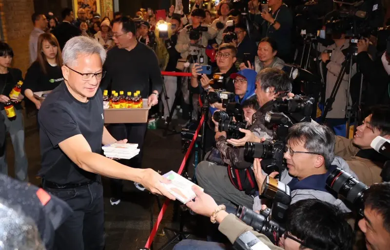    ▲輝達執行長黃仁勳分送油飯、飲料給在場守候媒體。（圖╱記者朱永強攝）  