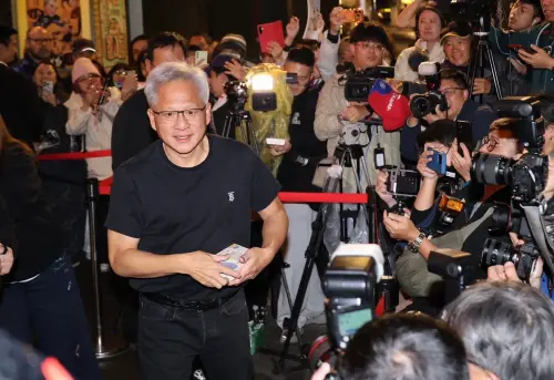 ▲輝達執行長黃仁勳分送油飯、飲料給在場守候粉絲。（圖╱記者朱永強攝）