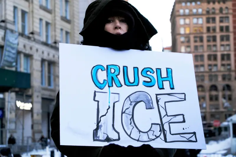 ▲美國明尼蘇達州的明尼阿波利斯（Minneapolis）市近期連續發生移民及海關執法局（ICE）人員開槍打死民眾事件，引爆全美民眾怒火，各地發起反ICE示威遊行，更串聯罷工罷課。（圖／美聯社／達志影像）