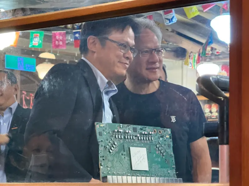 ▲智邦總經理李訓德也赫然成為兆元宴座上賓，他還將AI伺服器基板給黃仁勳簽名。（圖╱記者林汪靜攝）