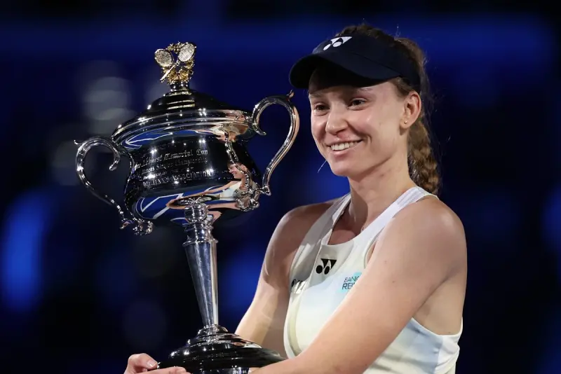 ▲哈薩克名將艾蓮娜·芮芭奇娜（Elena Rybakina）成功擊敗球后莎巴蓮卡（Aryna Sabalenka）奪冠。這位出生於莫斯科、代表哈薩克出賽的明星球員，其職業生涯的成功除了自身的努力，更離不開背後強大的財務支持與一位頗具爭議的教練團隊。（圖／取自#AusOpen X）