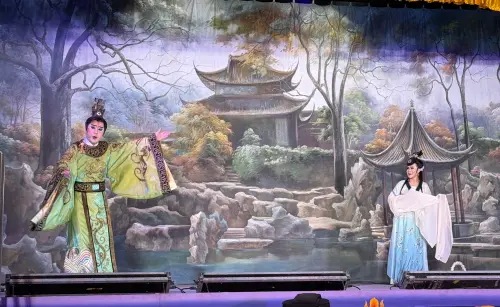 ▲潮州化身戶外大劇場，明華園封街演出經典改編劇作，戲迷熱情觀賞、掌聲不斷。（圖／屏東縣府提供）