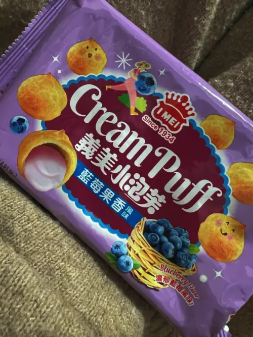 ▲實際訪問嚐鮮過義美小泡芙藍莓口味的親友，他認為藍莓口味的小泡芙相較巧克力、牛奶以及草莓等經典口味，吃起來比較不膩口，甜甜酸酸的味道又帶有水果清香，很容易吃上癮。（圖／翻攝自Threads）