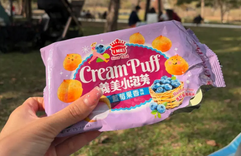 ▲義美小泡芙近期推出兩款新口味，分別為「藍莓果香風味」與「香焙咖啡」，消息曝光後立刻掀起搶購與討論熱潮，有嚐鮮過的網友形容藍莓小泡芙酸甜平衡、果香明顯，僅略輸經典牛奶口味。（圖／翻攝自Threads）