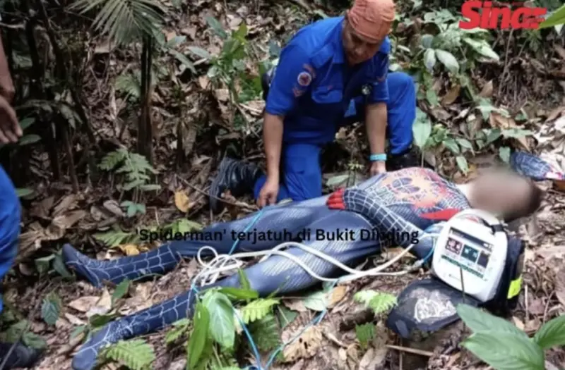 ▲救援人員抵達現場時，發現穿著蜘蛛人裝的男子倒臥在地等待救援。（圖／翻攝自 Angkatan Pertahanan Awam Malaysia）