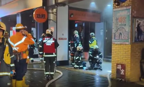 ▲黃仁勳前一晚舉辦兆元宴的磚窯餐廳，1日凌晨地下室廚房起火，疑員工忘關爐火引燃。因樓上有長照機構，消防出動大批人力搶救，火勢迅速撲滅，未釀傷亡。（圖／翻攝畫面）