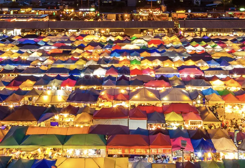 ▲曾經是曼谷地標的拉差達火車夜市宣布回歸，招牌的五顏六色帳篷海將再次與遊客見面。（圖／翻攝自fridaybkk.th）
