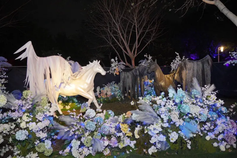 ▲呼應馬年意象注入動感與能量，讓民眾在行走燈區時，彷彿親身感受春天甦醒的節奏(圖／建設局提供2026.2.1)