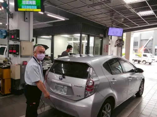 汽油車8年起2年1驗　代檢廠一站式辦理
