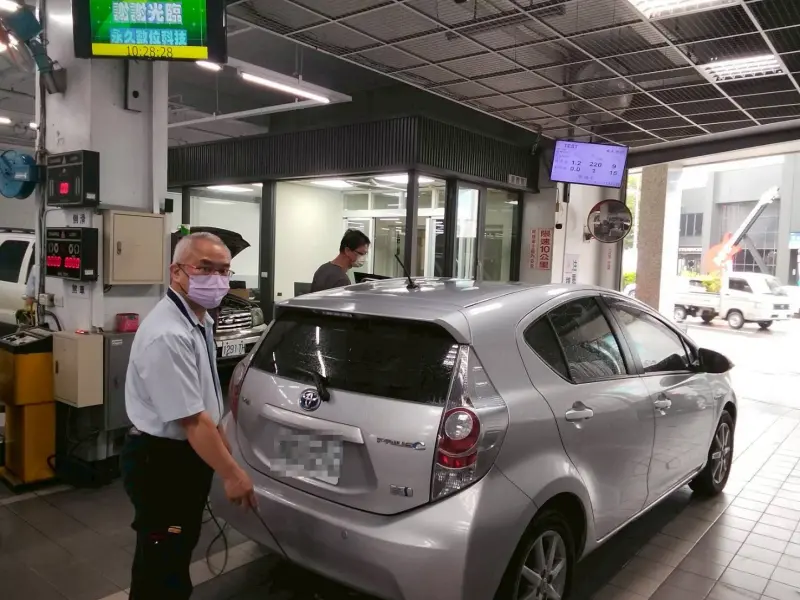 ▲汽車代檢廠辦理汽油車排氣檢驗業務(圖／環保局提供2026.2.1)