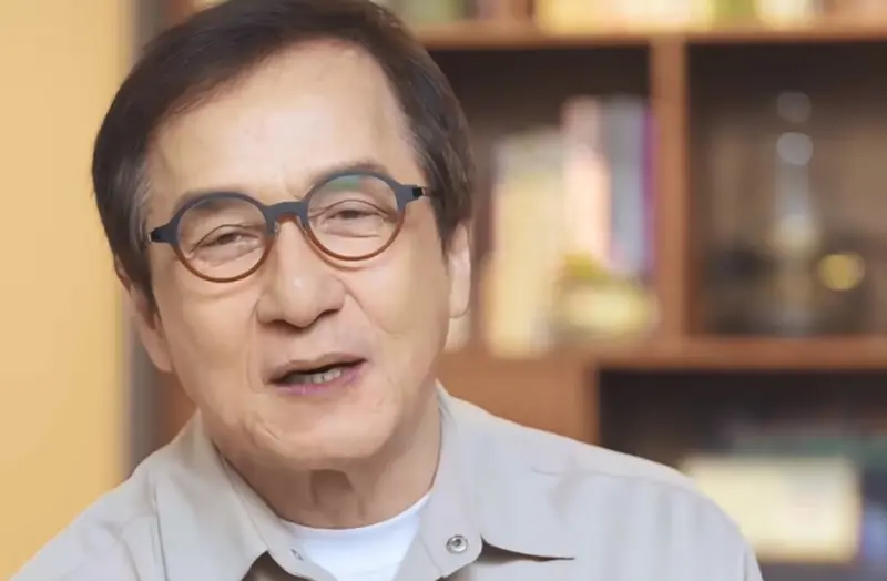 ▲身價高達130億元的成龍還不退休，日前更正式進駐小紅書，首支影片就自爆罹患ADHD，還分享在片場打人的畫面，吸引39萬人追蹤。（圖／成龍小紅書）