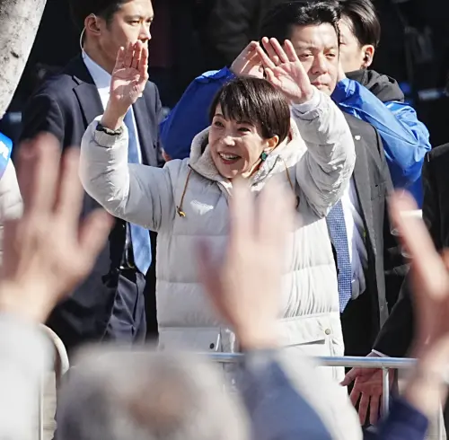 日本首相變國民偶像！高市早苗造勢被擠爆　「白襪造型」萌翻選民
