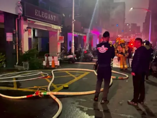 旁邊就是新崛江商圈！高雄民宅頂加惡火　57歲男燒燙且嗆傷送醫
