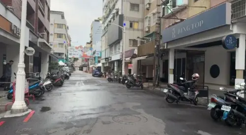 ▲高雄新興區文化路、新崛江商圈附近1日清晨發生火警，頂樓加蓋起火，57歲男試圖滅火遭燒燙傷送醫，火勢近2小時撲滅。（圖／翻攝畫面）