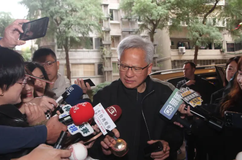 ▲現場也有民眾拿著要送黃仁勳的畫像，但是黃仁勳選擇簽名之後並未收下。反而當民眾提供棒球給他簽名時，他規定，自己每簽一顆球，對方就必須給他一顆球作為交換。（圖／記者鍾泓良攝影）