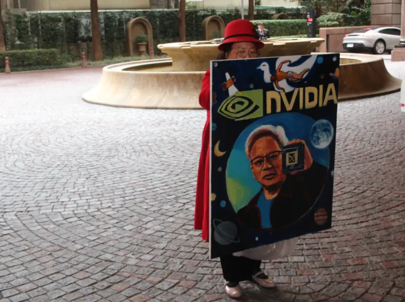    ▲現場也有民眾拿著要送黃仁勳的畫像，但是黃仁勳選擇簽名之後並未收下。（圖／記者鍾泓良攝影）  