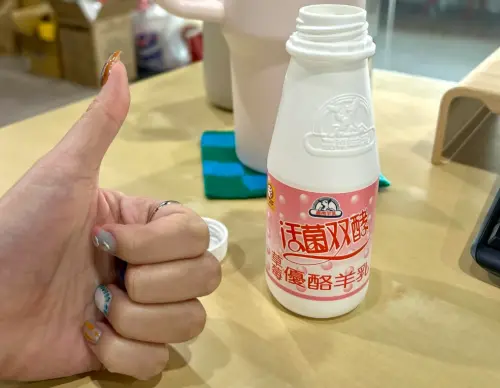 ▲羊編過去曾多次在自己的辦公桌前拍照，推廣自家公司的產品。（圖／Threads@rnn9063t）