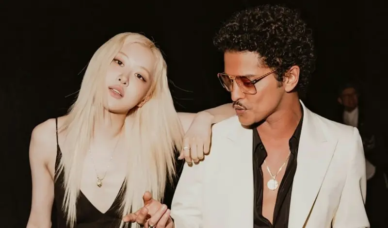 ▲2026葛萊美獎頒獎典禮將在台灣時間今（2）日上午8點登場，K-pop女神Rosé（左）與火星人布魯諾（右）合作的〈APT.〉今年入圍了年度歌曲獎，有望抱回獎盃。（圖／Rosé IG@roses_are_rosie）