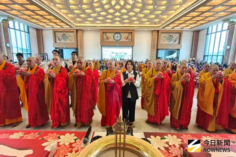 ▲周春米出席迎春祈福法會，與屏東縣佛教會理事長釋見引法師及信眾一同點燈祝禱，祈願社會祥和、城市平安。（圖／記者莊全成攝，2026.02.01）