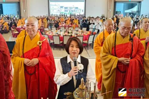 ▲縣府與宗教團體舉辦「2026以愛為名迎春祈福」活動，諸山長老與各界代表齊聚潮州全球佛教聯合會館誦經祈福。（圖／記者莊全成攝，2026.02.01）