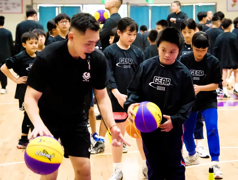 ▲Gear齒輪運動俱樂部日前走入南投縣仁愛鄉，正式啟動「希望籃英－投出希望計畫公益行動」，Gear教練石浩宇親自教導籃球技巧。(圖/希望籃英計畫提供)