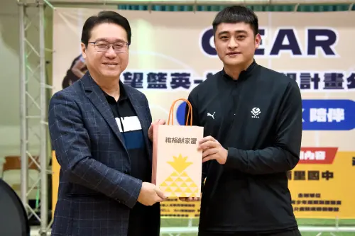 ▲埔里國中校長與Gear教練同時也是埔里國中校友古亞倫。(圖/希望籃英計畫提供)