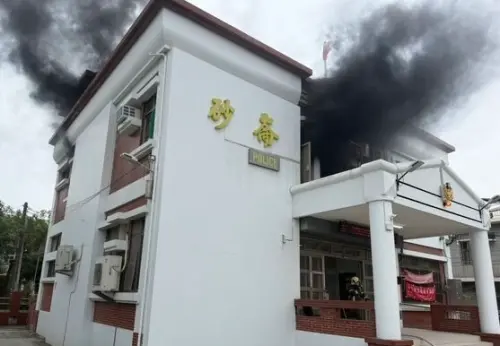 高雄砂崙派出所火警！2樓火勢濃煙狂竄　員警緊急撤離現場
