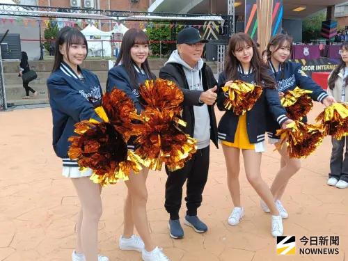 ▲中信兄弟臺啦啦隊 Passion Sisters 應援葳格尾牙運動會，以熱舞開場前，先與創辦人袁昶平合影。（圖／記者金武鳳攝，2026.2.1)