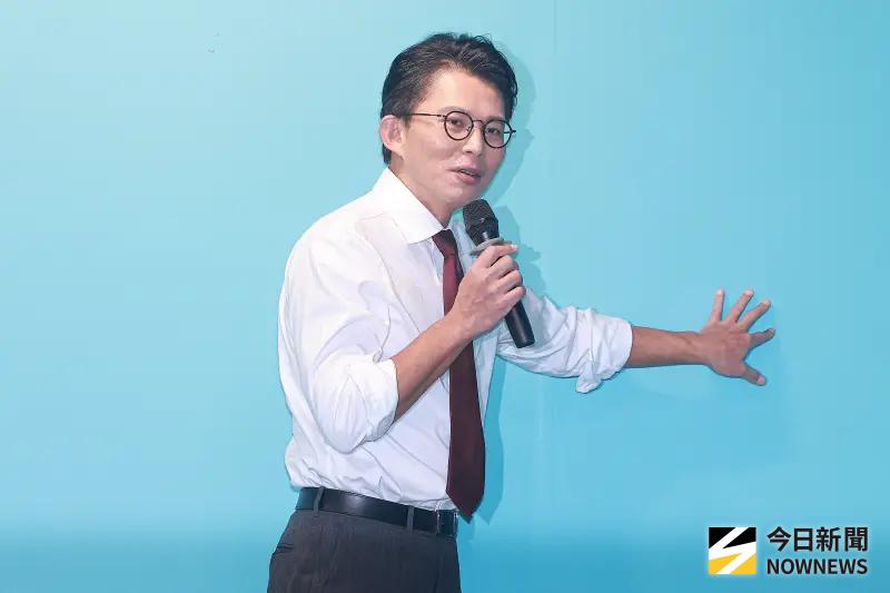 ▲洪健益揪出民眾黨主席黃國昌2016年發文痛罵國民黨的截圖，狠酸「你是變性了還是失憶了？」（圖／記者葉政勳攝 ）