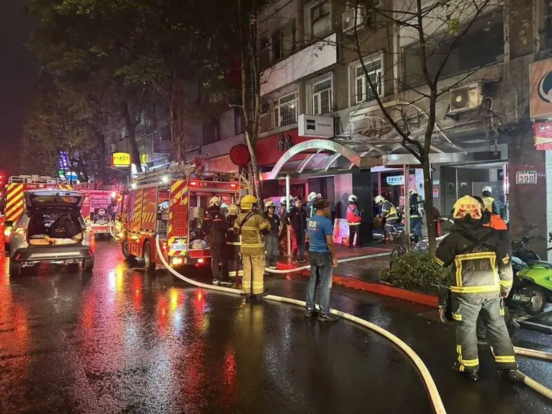 ▲ 北市大安區光復南路民宅大樓31日晚間發生死亡火警，消防在10樓浴室發現一對情侶無呼吸心跳送醫不治。（圖／翻攝畫面）