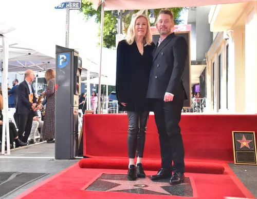 ▲凱薩琳奧哈拉（左）與《小鬼當家》裡的兒子麥考利克金（左），一直維持不錯情誼，還在他名留好萊塢星光大道的典禮上來助陣。（圖／美聯社／達志影像）