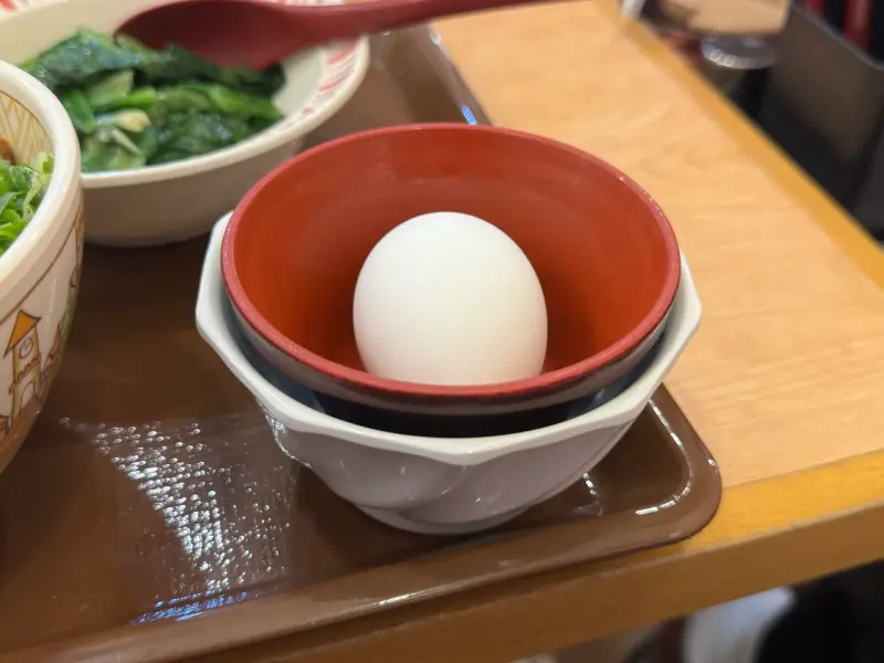 ▲SUKIYA（すき家）點選溫泉蛋或生雞蛋，都會附上紅、白兩種碗，過去官方親自解釋用途，引發一票人討論。（圖／翻攝Threads）