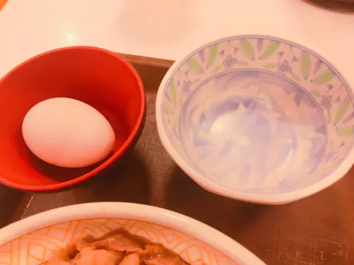 ▲許多民眾因不理解，通常不會將紅、白兩碗分開，只會單獨使用一個碗。（圖／X@@iGJEXldkmV3bpsM）