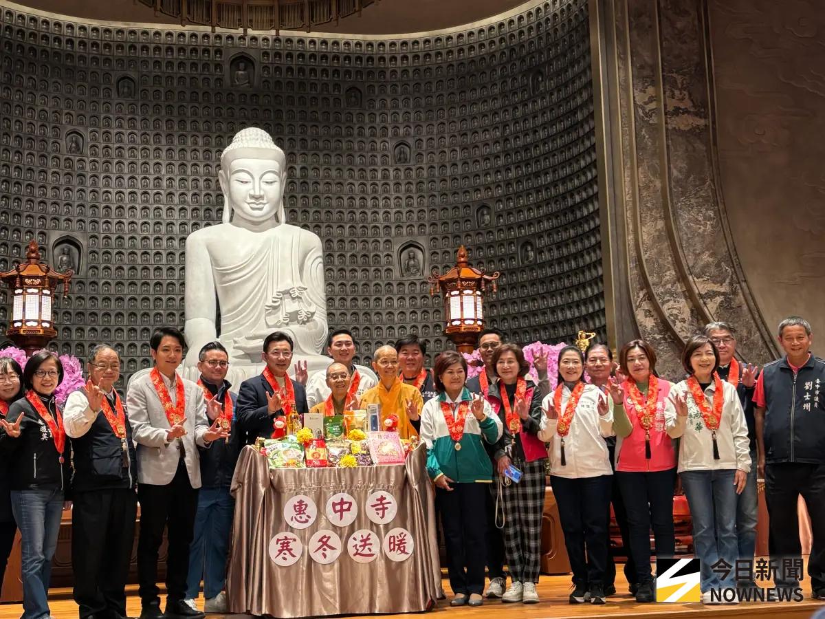▲惠中寺今日舉辦寒冬送暖活動，近1500福田戶獲得生活物資與關懷金，歡喜好過年。（圖／記者金武鳳攝，2026.2.1)