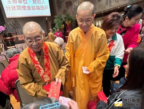 ▲佛光山慈善院長依來法師，中區總住持覺居法師逐一致贈關懷金紅包，祈願福田戶都能歡喜過好年。（圖／記者金武鳳攝，2026.2.1)