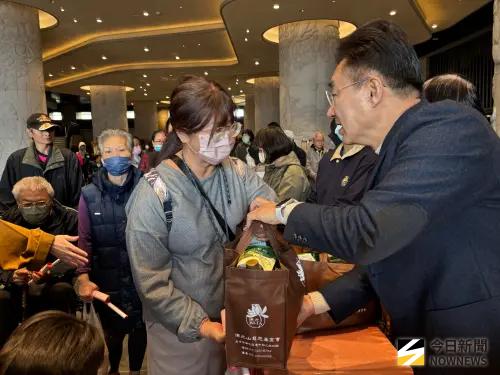 ▲立法院副院長江啟臣肯定惠中寺長年投入公益慈善，是安定社會的重要力量，每年都共襄盛舉參與。（圖／記者金武鳳攝，2026.2.1)