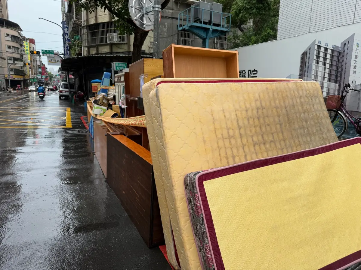 ▲大型廢棄物如床墊、沙發等要怎麼丟棄呢？《NOWNEWS》一次整理大型垃圾預約方法、費用，讓民眾一次看懂。（圖／記者張家瑋攝）