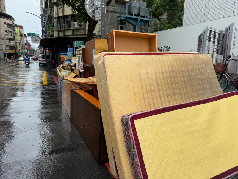 ▲大型廢棄物如床墊、沙發等要怎麼丟棄呢？《NOWNEWS》一次整理大型垃圾預約方法、費用，讓民眾一次看懂。（圖／記者張家瑋攝）