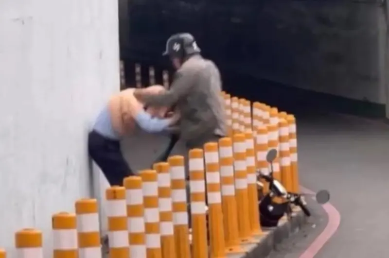 ▲事發於30日下午4時許，70歲林姓男子與64歲梁姓妻子行經惠民捷道行人專用區時，遭馬姓騎士逆向騎乘電動自行車撞上，雙方爭執後，馬男情緒失控毆打長者，造成林男頭部受傷流血。（圖／翻攝畫面）