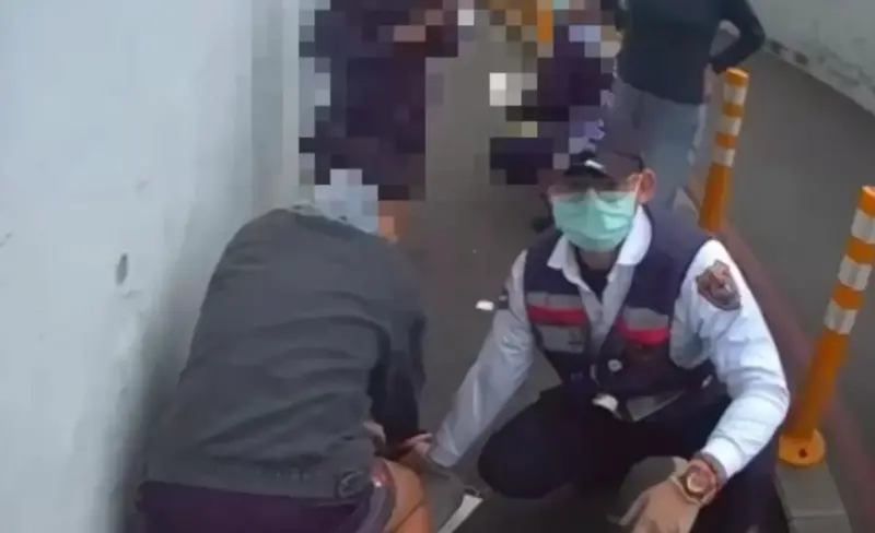 ▲簡姓男大生路過見林男受傷，請女友錄影並報警後上前制止，卻遭馬男以安全帽攻擊，雙方扭打，簡男成功將人壓制，警方到場逮人。（圖／翻攝畫面）