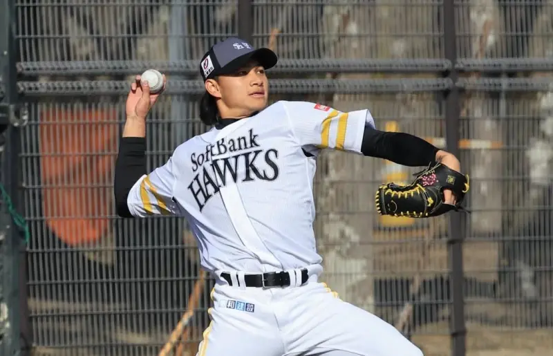 ▲在軟銀監督小久保裕紀與首席棒球主管（CBO）城島健司的全程緊盯下，徐若熙展現出價值15億日圓（約合新台幣3億元）的身手，完美的投球平衡感獲得兩人的高度評價。（圖／取自福岡軟銀鷹官方IG）