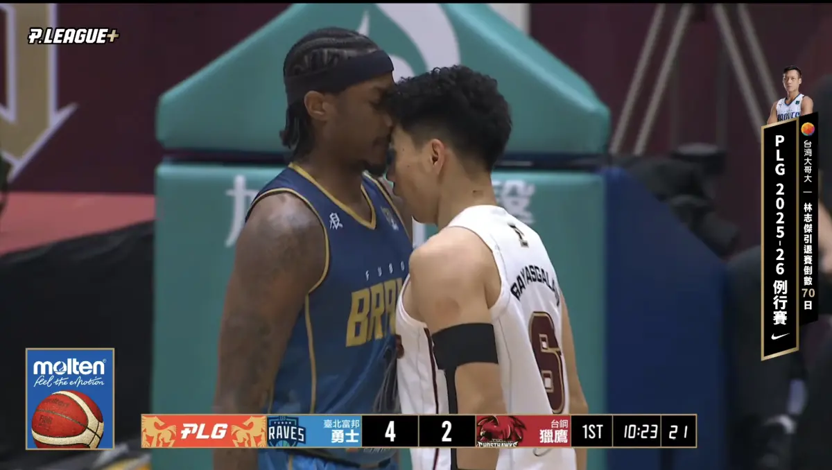 ▲P. LEAGUE+臺南台鋼獵鷹今（11）日主場迎戰臺北富邦勇士，不料比賽開局不到2分鐘就爆發衝突。勇士洋將古德溫與獵鷹主戰後衛白薩在一次攻防中爆發火氣，來回推搡間隊友與裁判迅速將兩人拉開。（圖／翻攝自PLG YouTube）