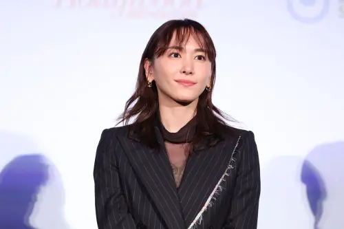 ▲▼星野源（下圖左）跟新垣結衣因《月薪嬌妻》結緣，2021年結婚成為夫妻。（圖／X@@nigehaji_tbs、達志影像）