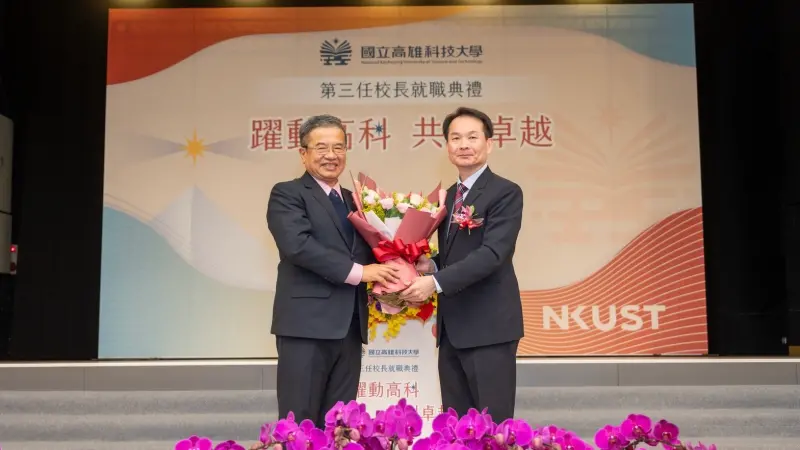 ▲高科大新任校長吳忠信（右）獻花致贈卸任校長楊慶煜（左）。（圖／高科大提供）